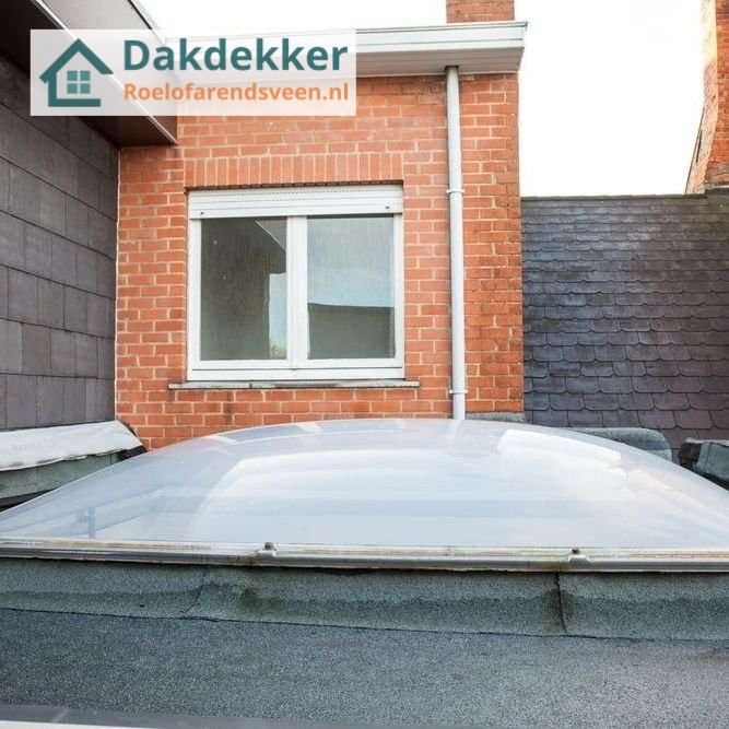 Inspectie van een plat dak met lichtkoepel Inspectie van een plat dak in roelofarendsveen met lichtkoepel