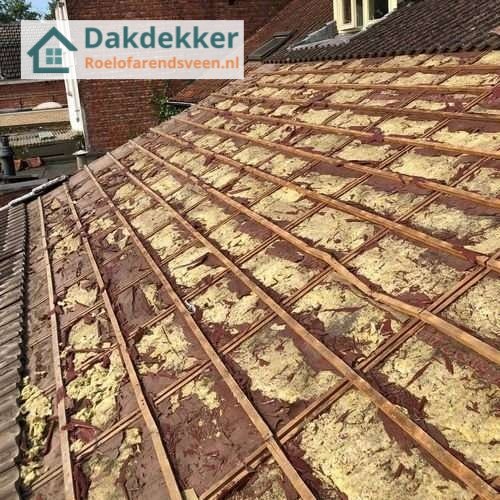 Oude dakisolatie verwijderen en nieuwe plaatsen Oude dakisolatie verwijderen en nieuwe plaatsen